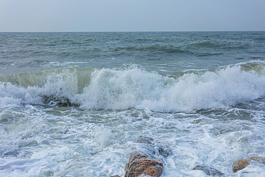 晴天下的大海海浪