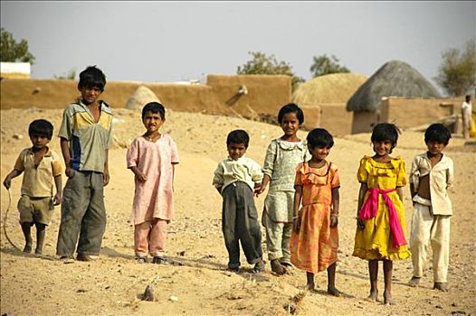很多,印度,孩子,站立,乡村,塔尔沙漠,靠近,斋沙默尔,拉贾斯坦邦