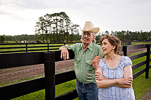 老年,夫妻,站立,牧场,靠近,栅栏,交谈