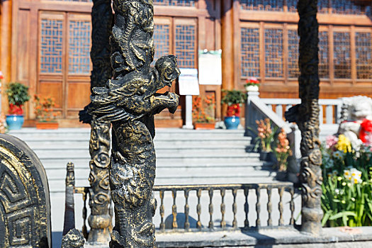 厦门石峰岩寺佛教香炉和龙形雕像