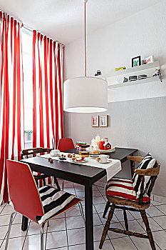 就餐区,老,新,椅子,窗,红色,白色,条纹,帘,整修,厨房