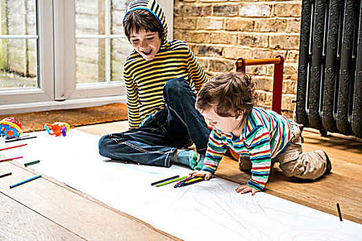 男性,幼儿,大,兄弟,坐在地板上,绘画,长,纸