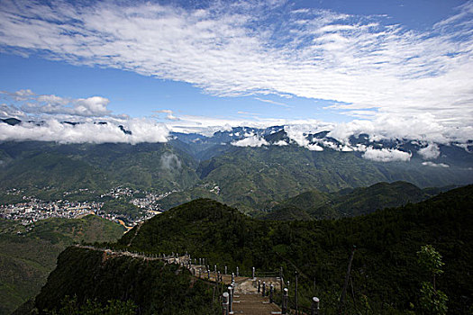 重庆巫溪云台山健身蹬山步行道上远眺巫溪县城