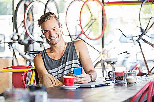 头像,微笑,男人,咖啡,手机,自行车店
