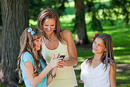母亲,两个,女儿,讥笑,短信,艾伯塔省,加拿大
