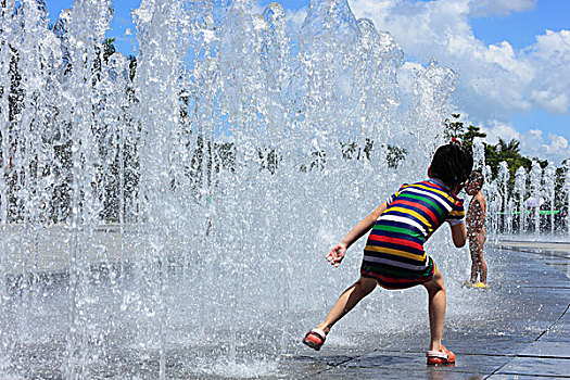 喷泉里玩水的女孩