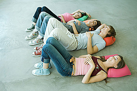 四个,青少年,朋友,躺着,后背,地板,屈膝