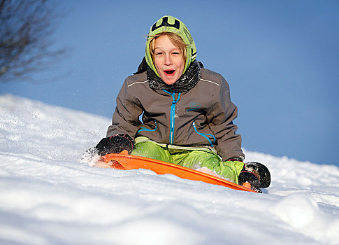 男孩,11岁,滑雪橇