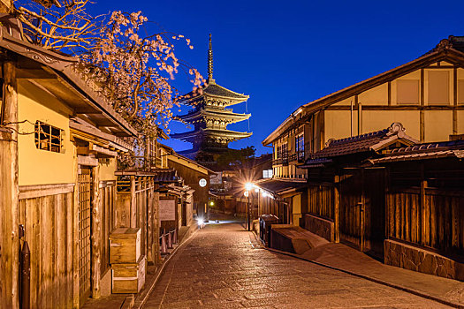 传统,房子,排列,狭窄街道,塔,远景,东山,夜晚,京都,日本