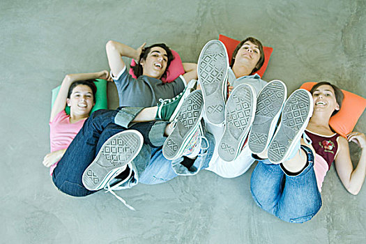 四个,青少年,朋友,躺着,后背,地板,拿着,向上,腿,聚焦,脚底,鞋