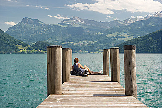 女人,坐,码头,远足,靴子,站立,湖岸,散步场所,韦吉斯,琉森湖,瑞士,欧洲