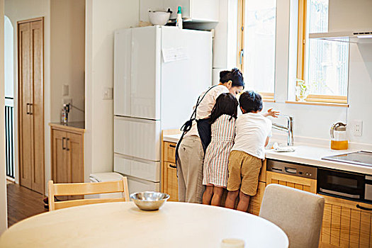 家,母亲,两个孩子,站立,水槽,厨房