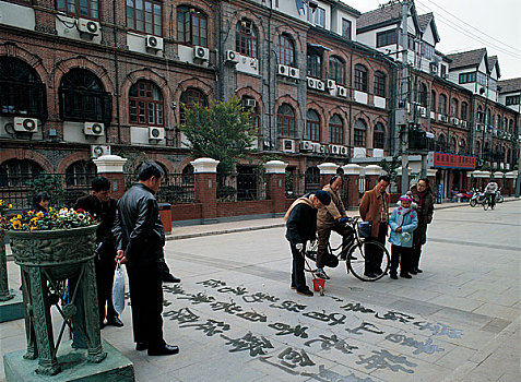 上海老城区里写地书的老人