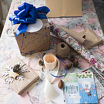 俯拍,礼品包装,礼物,蓝色,蝴蝶结,桌上