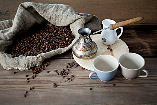 咖啡豆,咖啡壶,木桌子