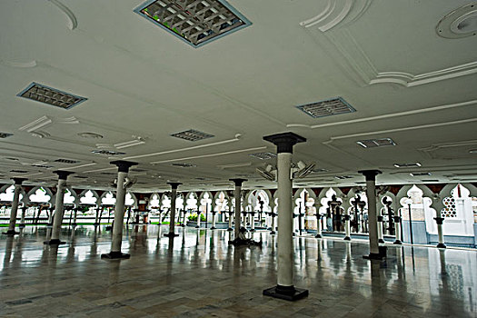 malaysia,kuala,lumpur,praying,inside,the,masjid,jamek,mosque
