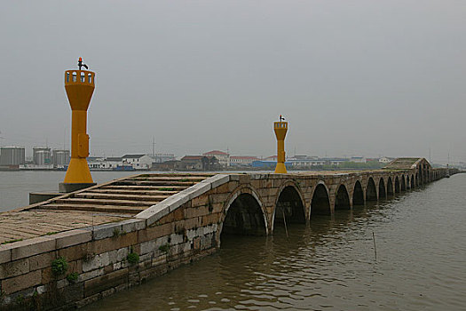 大运河,苏州东南7,5公里处的宝带桥,横卧于大运河和澹台湖之间的玳玳河上,有,苏州第一桥,之美称
