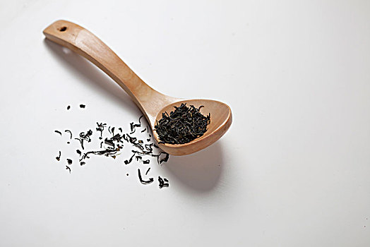 淺色背景前盛茶的木勺