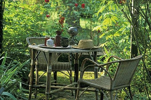藤条,扶手椅,桌子,花园,金属,茶壶,杯子,糖,调料瓶,果酱,花瓶,草帽