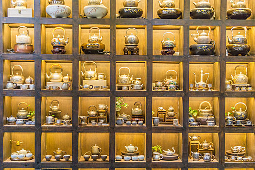 各式各样的中国成都复古茶壶茶杯