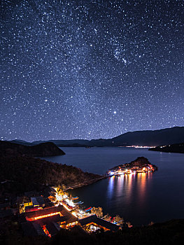 泸沽湖里格半岛的夜景星空