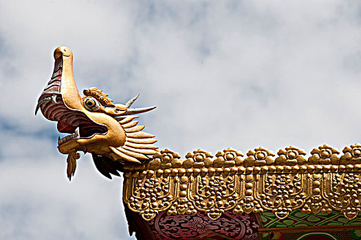 藏族寺院建筑上的贴金龙装饰