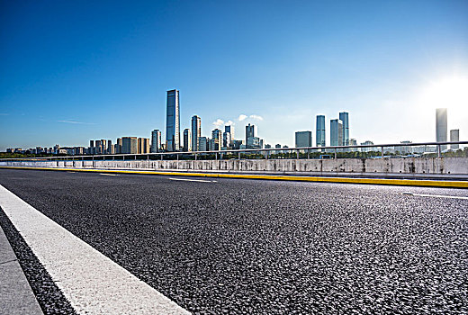 高速公路与城市天际线