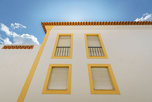 经典葡萄牙房屋白墙和黄色边框的窗户