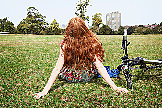 女人,休息,草丛,靠近,自行车