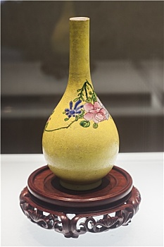 黄锦底粉彩折枝花卉纹胆瓶