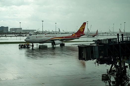 一架香港航空客机正驶入香港国际机场