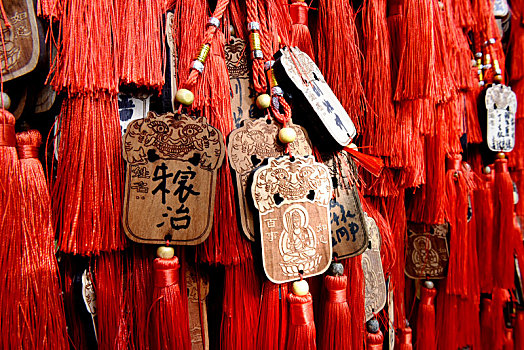 北京潭柘寺景区的许愿牌和同心锁