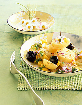 土豆沙拉,橄榄,雏菊