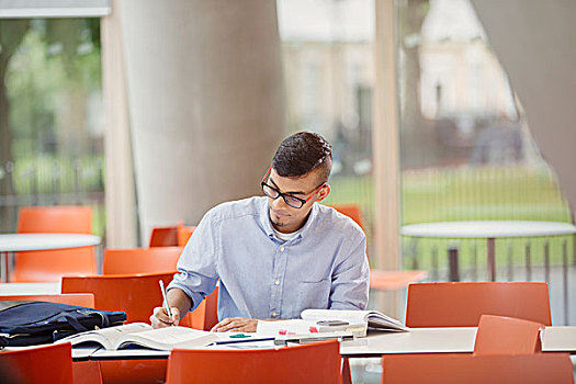 男性,大学生,学习,桌子