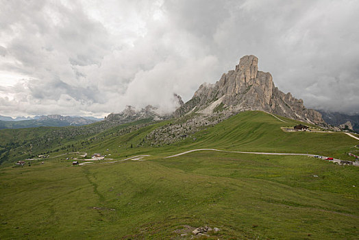 意大利多洛米蒂山脉自然风光航拍视图和弯曲的山路