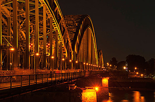 霍恩佐伦大桥,夜晚,莱茵河,莱茵兰,北莱茵威斯特伐利亚,德国,欧洲