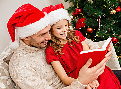 家庭,圣诞节,圣诞,冬天,高兴,人,概念,微笑,父亲,女儿,圣诞老人,帽子,读,书本
