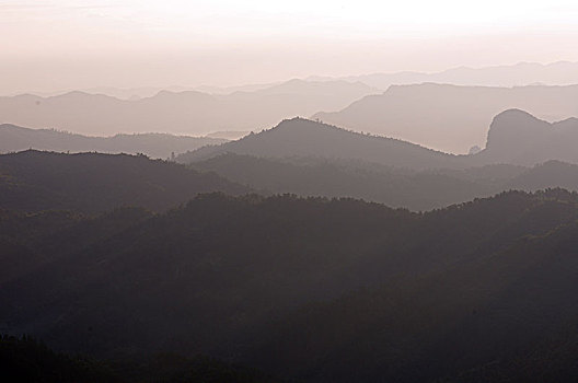 群山峻岭