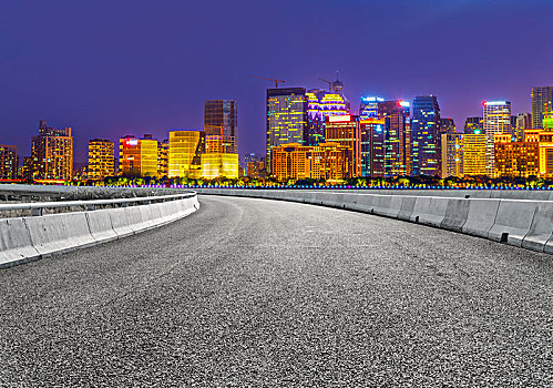 前景为城市道路广场的城市建筑群夜景