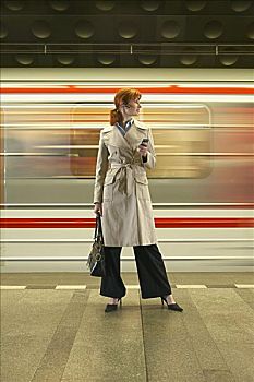 女人,手机,地铁站
