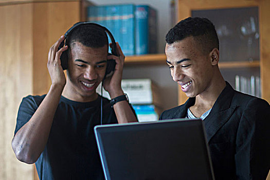 双胞胎,兄弟,在家,看,笔记本电脑,穿,耳机,微笑