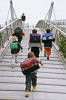 四个男孩,女孩,学校,背包,走,木质,步行桥,城镇,后视图