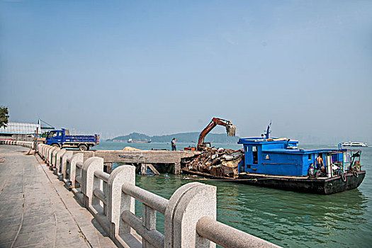 福建厦门市鼓浪屿燕尾山生态公园海滨处理生活垃圾的船