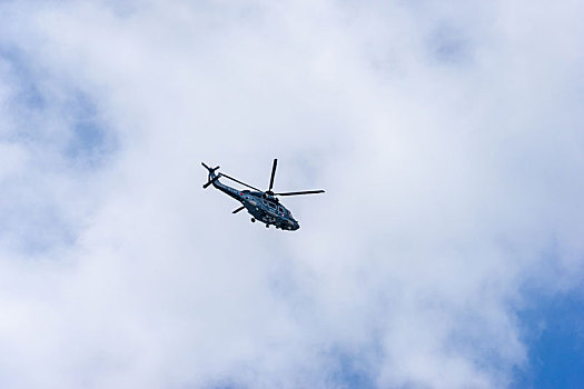 一架香港政府飞行服务队的直升机正在空中巡逻
