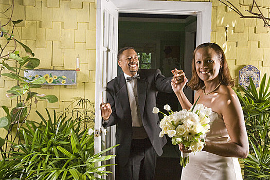 肖像,高兴,美国黑人,新郎,新娘,握手,走,室外,内庭,入口,结婚日