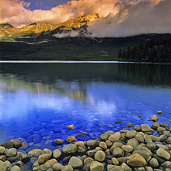 石头,湖,山峦,背景,金字塔,碧玉国家公园,艾伯塔省,加拿大
