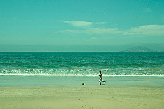 男孩,玩,足球,海滩,玛扎特兰,锡纳罗亚州,墨西哥