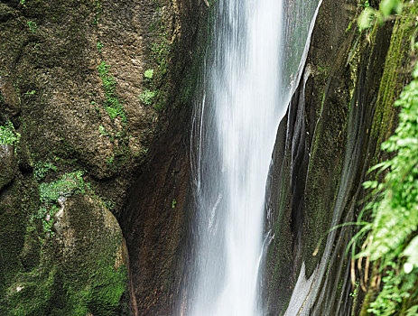 山涧飞瀑