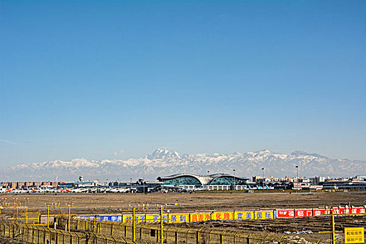 新疆乌鲁木齐地窝堡国际机场雪山背景