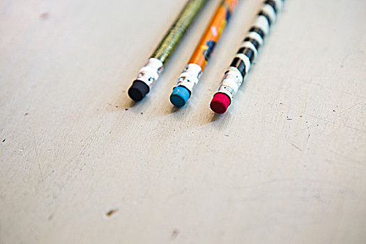 三个,彩色铅笔,特写